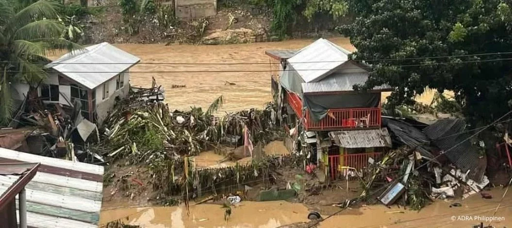 Überflutete Häuser auf den Philippinen nach Taifun Kalmaegi – zerstörte Gebäude, Schlammmassen und Hochwasser, ADRA leistet Soforthilfe vor Ort.