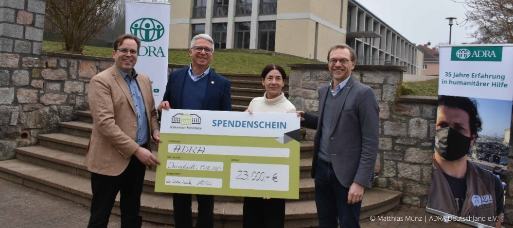 Bei der Scheckübergabe des beim Marienhöher Sponsorenlauf gesammelten Geldes Mitte Februar (v. li.): Achim Ulrich, Geschäftsführer Schulzentrum Marienhöhe, Christian Molke, Vorsitzender des Vorstands von ADRA Deutschland e. V., Christine Müller, ehemals zuständige ADRA-Projektleiterin, Dr. Christian Noack, Leiter des Schulzentrums Marienhöhe. © Matthias Münz | ADRA Deutschland e.V.