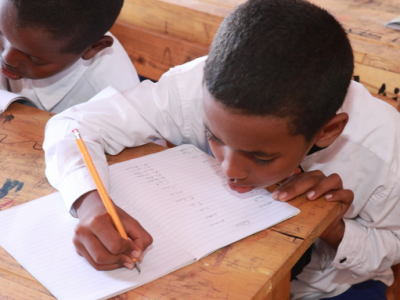 Zwei Schüler während des Unterrichts in Somalia am schreiben.
