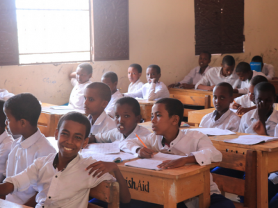 Eine Gruppe von Schülern in weißen Hemden während des Unterrichts in Somalia.