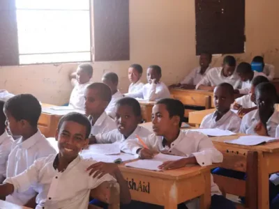 Gruppe von Schülern in weißen Hemden während des Unterrichts in Somalia.