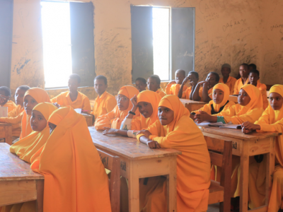 Eine Schulklasse in gelber Schuluniform während des Unterrichts in Somalia.