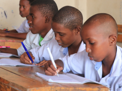 Jugendliche am schreiben während des Unterrichts in Somalia