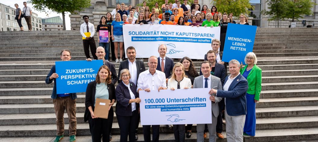 Übergabe der Unterschriftenliste zur Petition an die Bundestagsabgeordneten Matthias Miersch von der SPD (Mitte links) und Klaus Mack von der CDU (Mitte rechts). © Jörg Farys