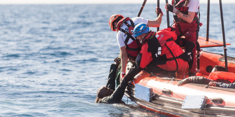 Küstenwache rettet Flüchtlinge vor dem Ertrinken