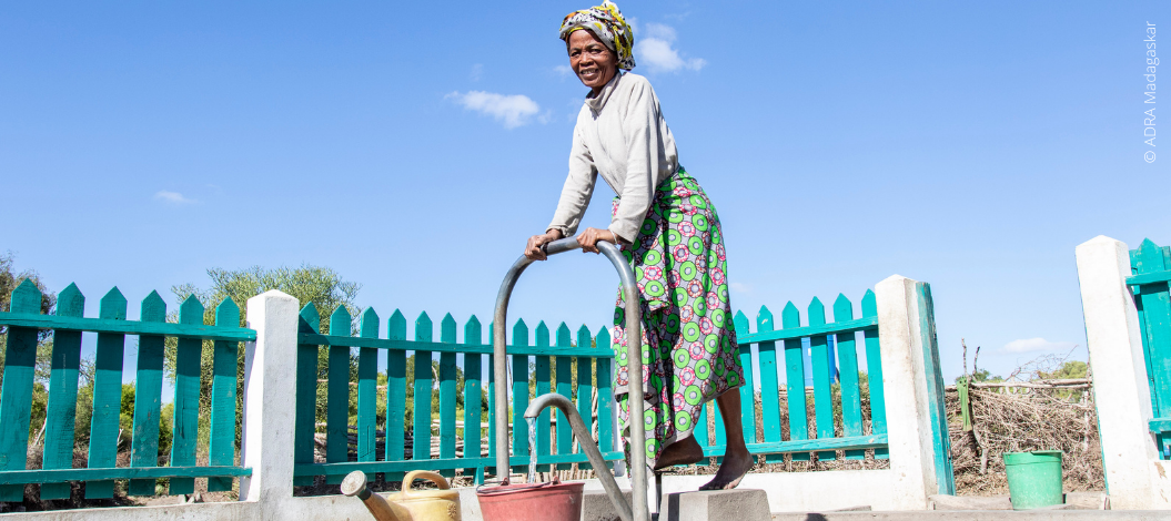 der Zugang zu sauberem Trinkwasser, sanitären Einrichtungen und Hygiene, kurz WASH, ist ein Menschenrecht, das 2 Milliarden Menschen nicht wahrnehmen können. In den Projekten von ADRA gibt es meist auch eine WASH-Komponente. © ADRA Madagaskar