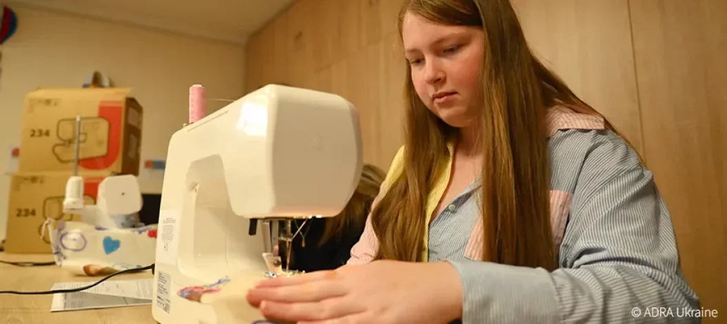 ugendliche näht an einer Nähmaschine in einer Schulwerkstatt in der Westukraine im Rahmen des von ADRA unterstützten Bildungsprojekts.