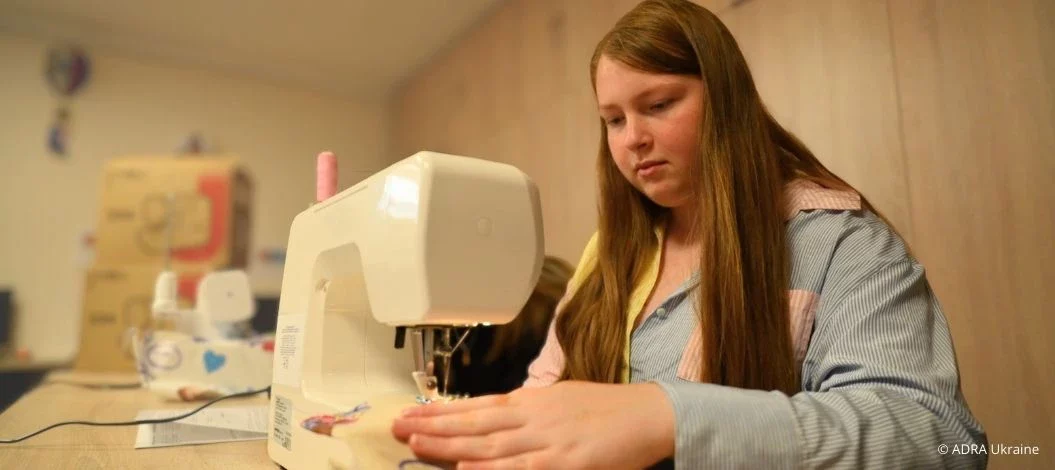 ugendliche näht an einer Nähmaschine in einer Schulwerkstatt in der Westukraine im Rahmen des von ADRA unterstützten Bildungsprojekts.