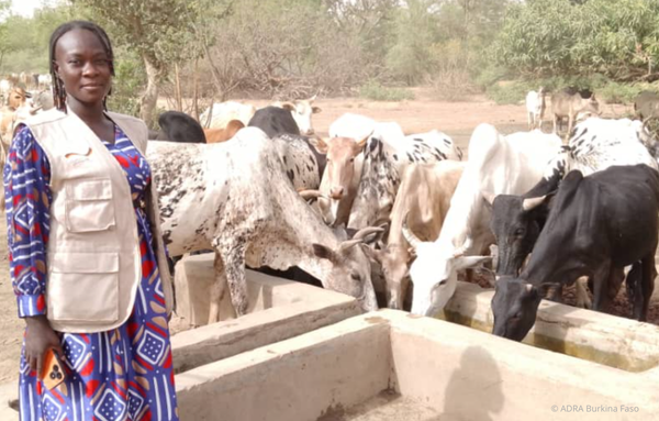 Frau in Burkina Faso mit ihrer Kuhherde, unterstützt durch nachhaltige Landwirtschaftsprojekte