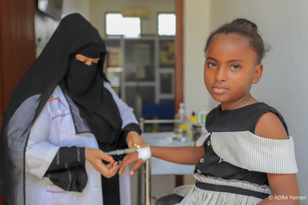 Eine Ärztin im Jemen leistet humanitäre Hilfe bei einem jungen Mädchen.
