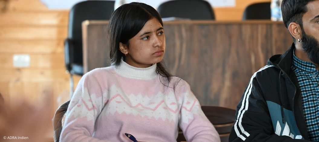 Teilnehmerin einer ADRA-Schulung zur vorausschauenden Katastrophenhilfe in Indien macht aufmerksam Notizen.