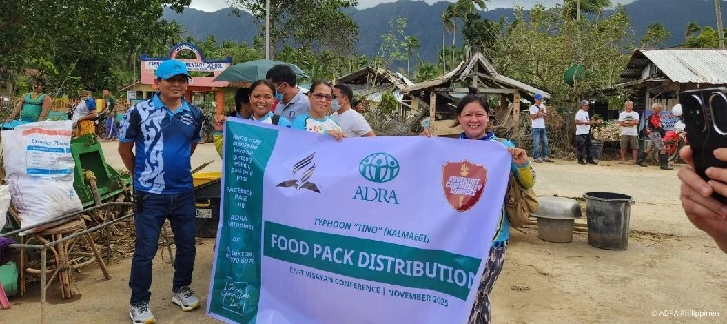ADRA verteilt Lebensmittelpakete an betroffene Familien nach Taifun Kalmaegi auf den Philippinen