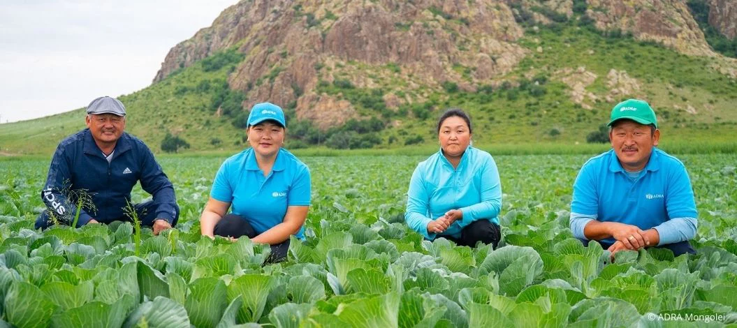 Mongolische Bauernfamilie lernt mit ADRA Bio-Anbau, nutzt moderne Technik und Saatgut für besseres Einkommen.