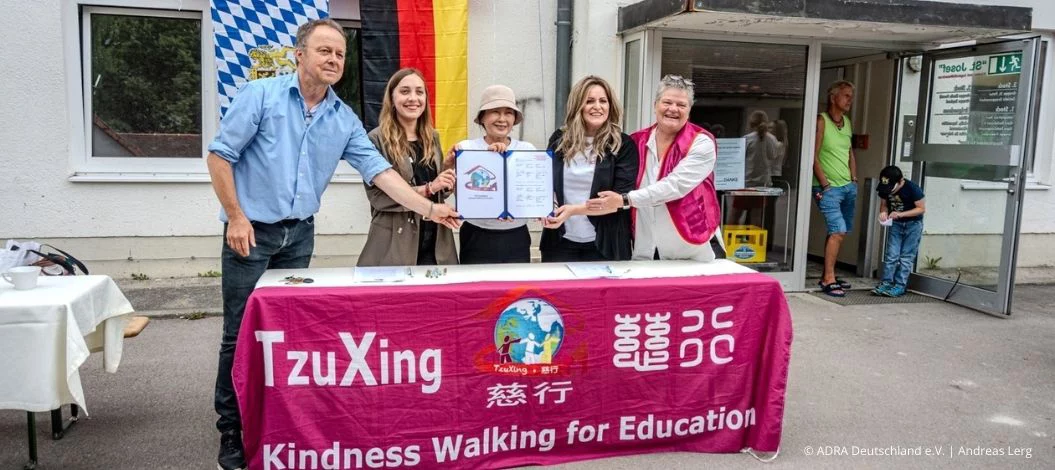 Unterzeichner des Kooperationsvertrags zur Dachsanierung von St. Josef: Jochen Semle, Dina Rodehorst, Liza Lin, Freda Miriklis und Claudia Liebscher. (Foto: Andreas Lerg/ADRA)