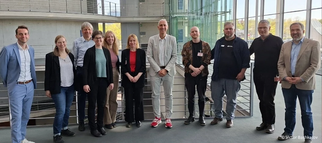 Vertreter internationaler Freiwilligendienste und ADRA Deutschland beim politischen Austausch im Deutschen Bundestag zur Zukunft von weltwärts und IJFD