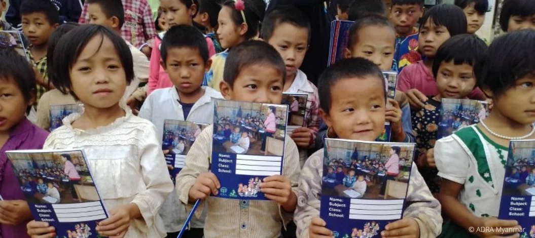 Landessammlung 2020 Myanmar - Gruppe junger Schüler mit Schulheften in den Händen