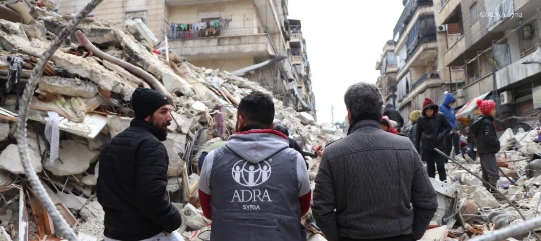 Rettungsteams und Hilfsgüter nach Erdbeben mit einer Stärke von 7,8 in der Türkei und Syrien.