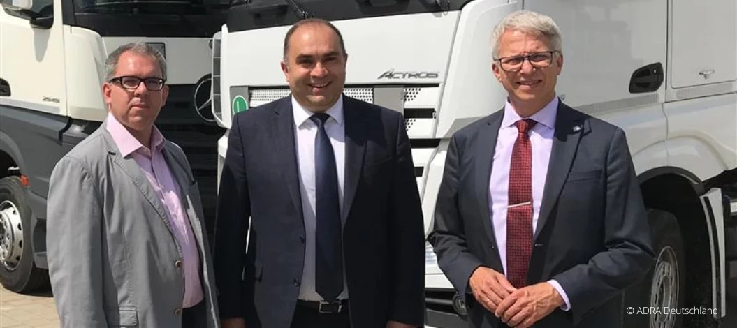 Tobias Kurzmaier, Dr. Bogdan Balasynovych und Christian Molke (v.l.) bei der Übergabe am 02.06.2022 in Meckenbeuren