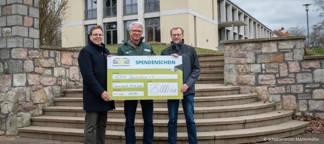 Scheckübergabe des beim Marienhöher Sponsorenlauf gesammelten Geldes mit Vertretern des Schulzentrums Marienhöhe und ADRA Deutschland e.V.