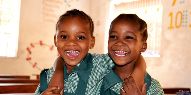 zwei-lachende-Schulmädchen_in_Kenia