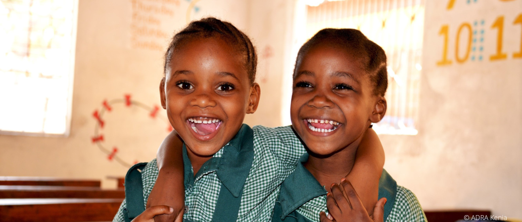 zwei-lachende-Schulmädchen_in_Kenia
