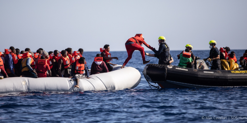 das Rettungsboot Humanity 1 von SOS Humanity bringt Menschen sicher von einem anderen Boot in Sicherheit.