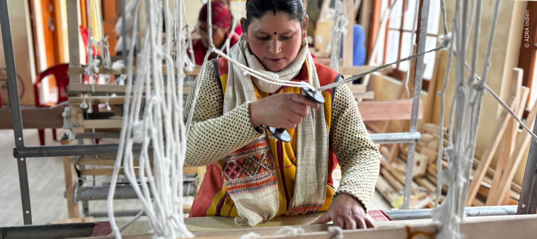 Indische Frau macht traditionelle Webtechnik