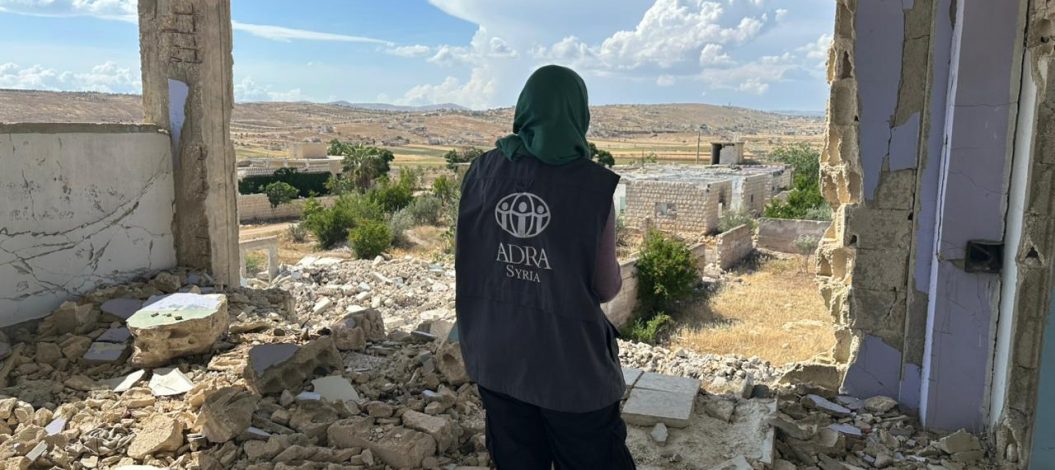 Mitarbeiterin von ADRA steht in zerstörtem Haus in Syrien nach dem Erdbeben 2023. | ©ADRA Syrien